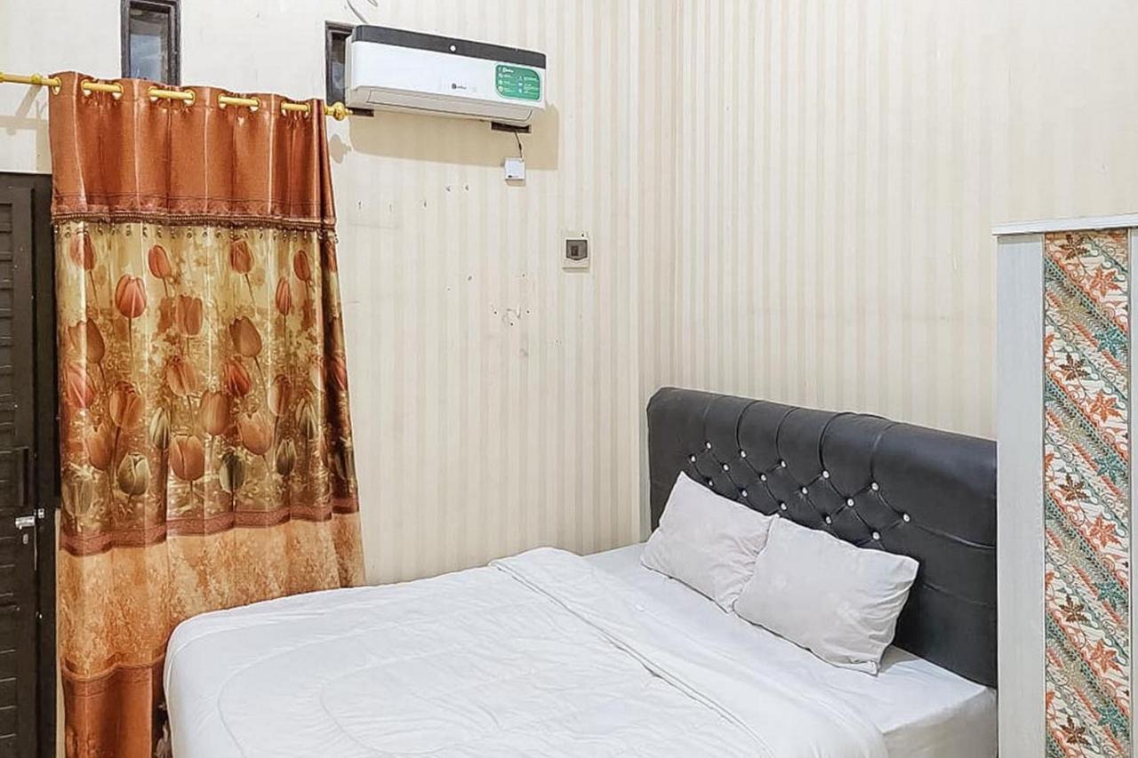 Icha Homestay near Terminal Purabaya Madiun Bagian luar foto