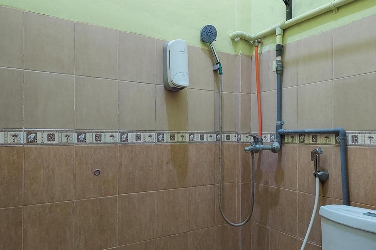 Icha Homestay near Terminal Purabaya Madiun Bagian luar foto